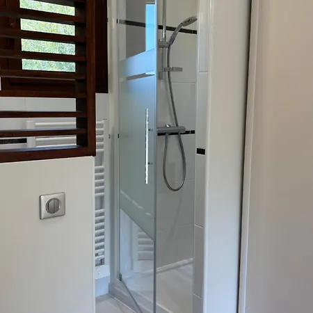 Tres Belle Moderne Piscine Jaccuzi En Option Villa