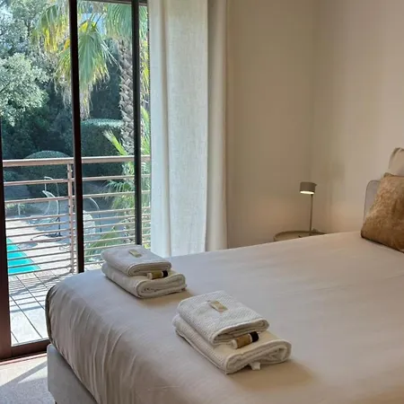 Tres Belle Moderne Piscine Jaccuzi En Option Villa